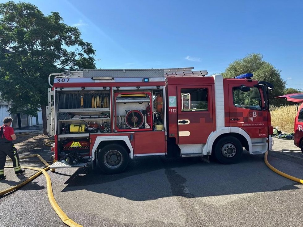 Bomberos de Mallorca en la zona del incendio.