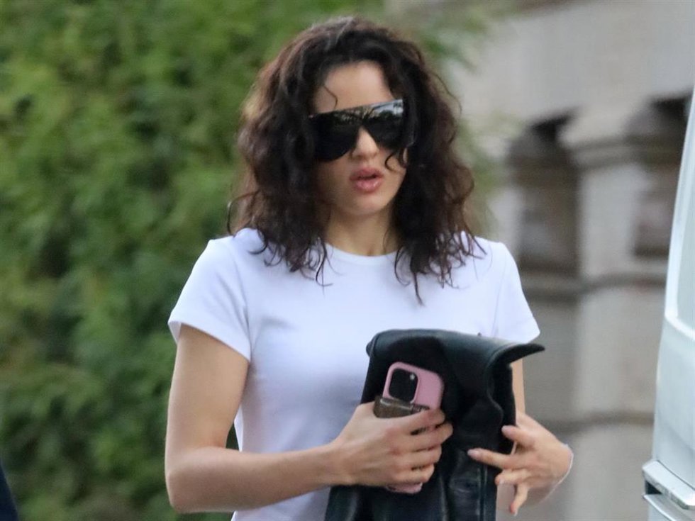 Rosalía durante su reciente visita a Sevilla para cantar en la première de 'Berlín y la Dama de Armiño'