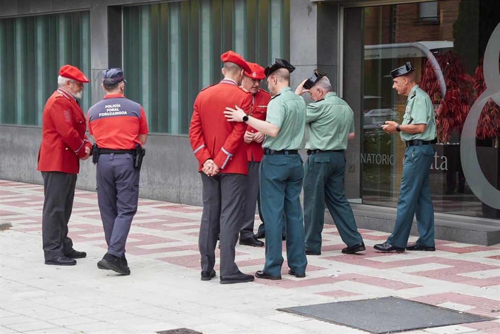 Agentes de la Policía Foral y de la Guardia Civil, en el tanatorio San Alberto de Pamplona, con motivo del fallecimiento de cinco agentes de la Policía Foral en un accidente de tráfico.