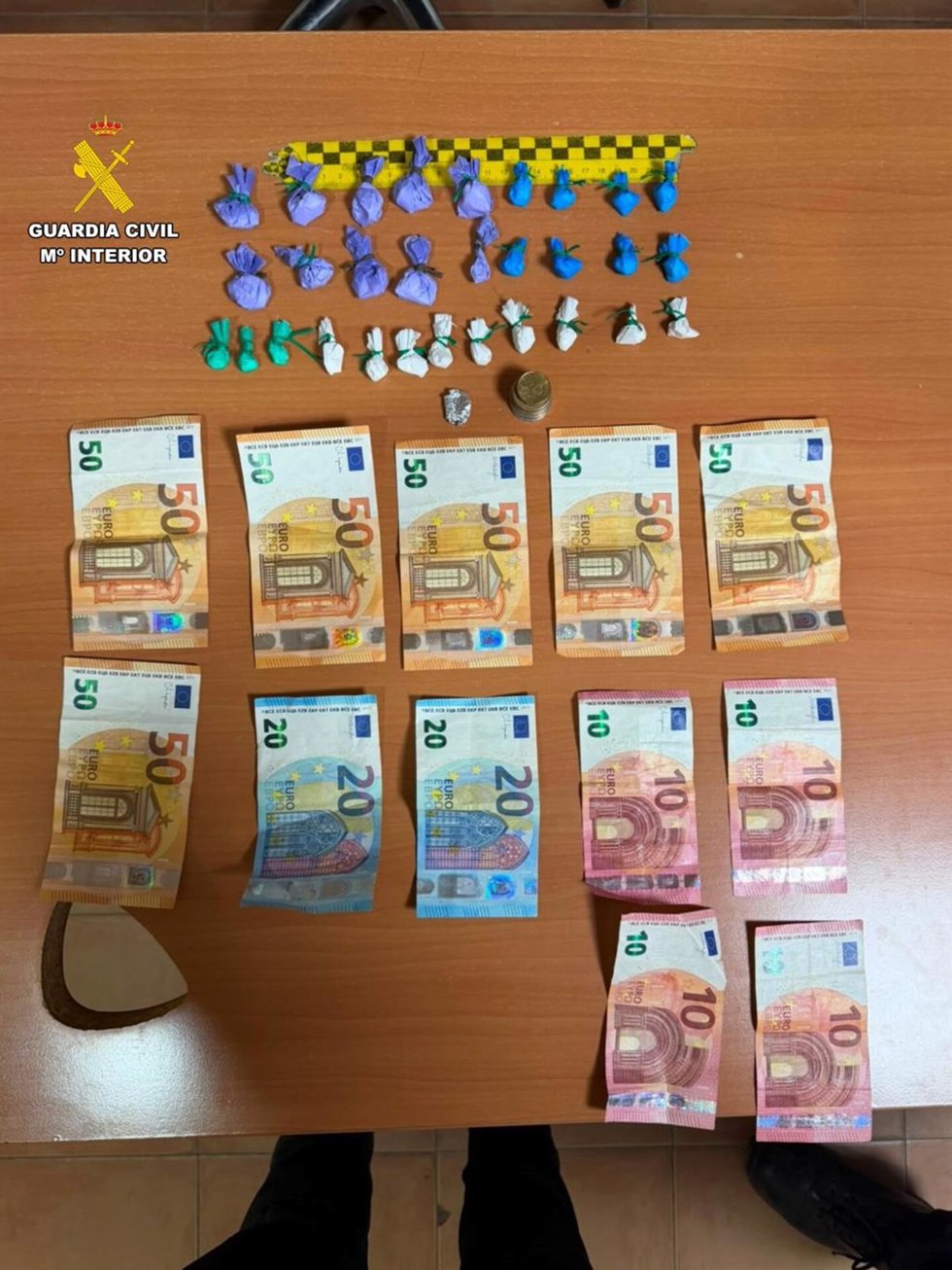 Dinero y sustancias incautadas durante el operativo.