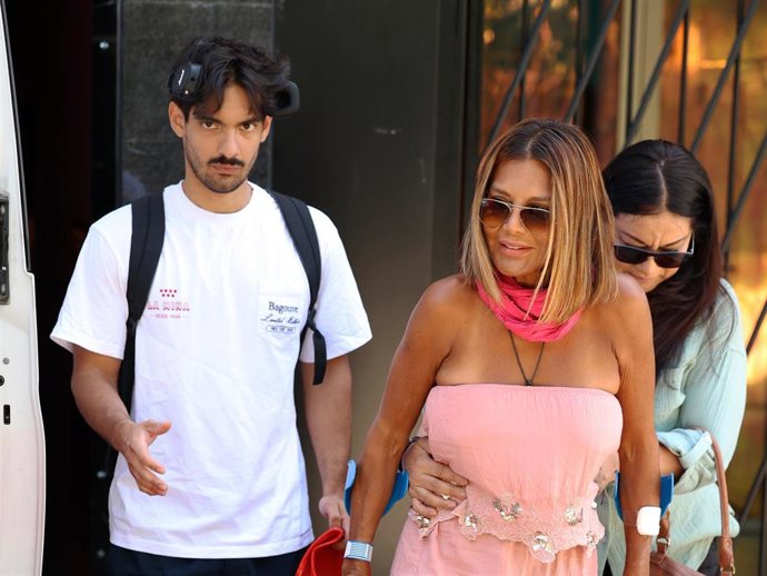 Ivonne Reyes llega a casa acompañada de su hijo Alejandro y su hermana Clairet tras ser operada de la pierna