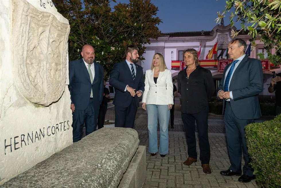 María Guardiola, junto a Nacho Cano, acompañados por el presidente de la Asamblea y el consejero de Cultura, junto al monumento dedicado a Hernán Cortés en Medellín (Badajoz).