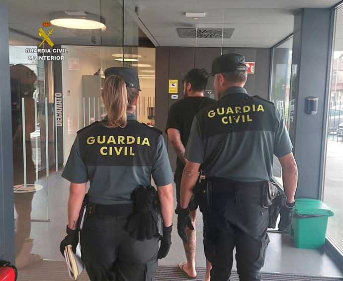 Guardia Civil detuvo en Tui (Pontevedra)  a un hombre de 30 años con una orden de búsqueda de la Interpol por un homicidio doloso.