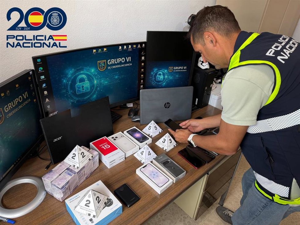 Un agente de la Policía Nacional participa en la Operación 'Labradores' contra la ciberdelincuencia.
