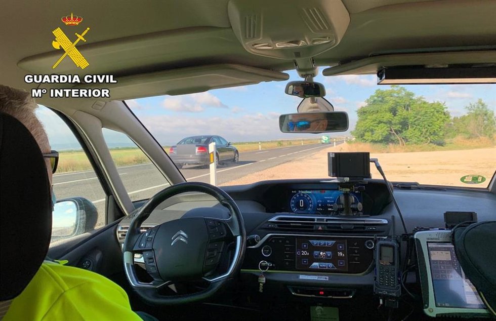 Archivo - Control de velocidad en carretera de la Guardia Civil.
