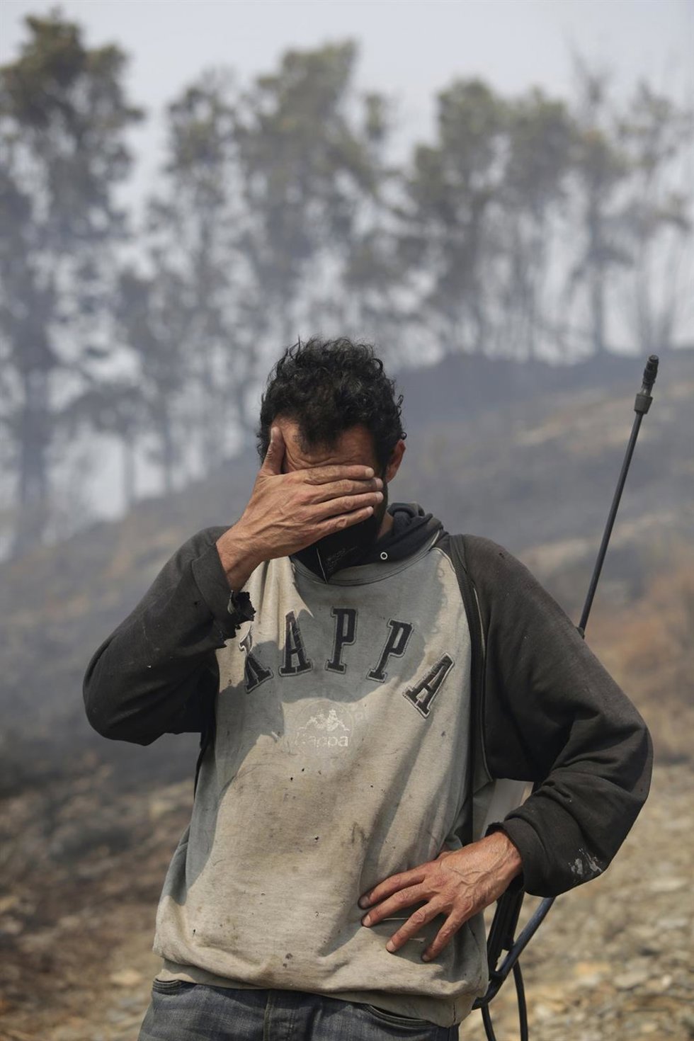 Archivo - Un voluntario colabora en las tareas de extinción del fuego, en agosto de 2025, en Palacios de Compludo (León).