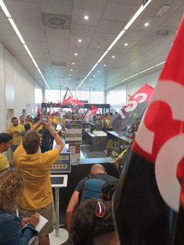 El grup de docents a l'edifici dels serveis territorials d'Educació del Barcelonès