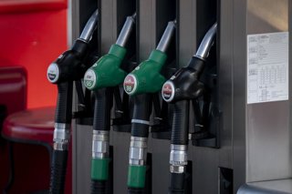 Archivo - Mangueras de combustible en una gasolinera, a 27 de diciembre de 2022, en Madrid (España). El Gobierno ha eliminado la bonificación generalizada al combustible para el año 2023 y ha decidido mantenerla solo para el colectivo de profesionales, qu