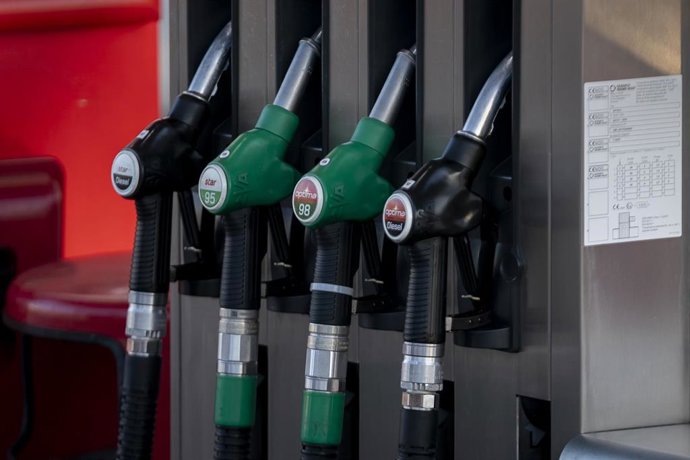 Archivo - Mangueras de combustible en una gasolinera, a 27 de diciembre de 2022, en Madrid (España). El Gobierno ha eliminado la bonificación generalizada al combustible para el año 2023 y ha decidido mantenerla solo para el colectivo de profesionales, qu
