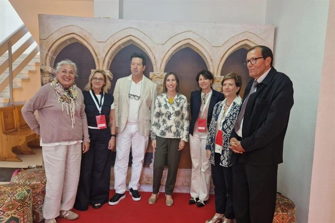 La directora general de Turismo del Gobierno de Navarra, Ana Rivas, la presidenta de ANAPEH, María Ángeles Rodríguez, y el presidente de ASETUR, Pedro Carreño, junto con otros participantes en el congreso.