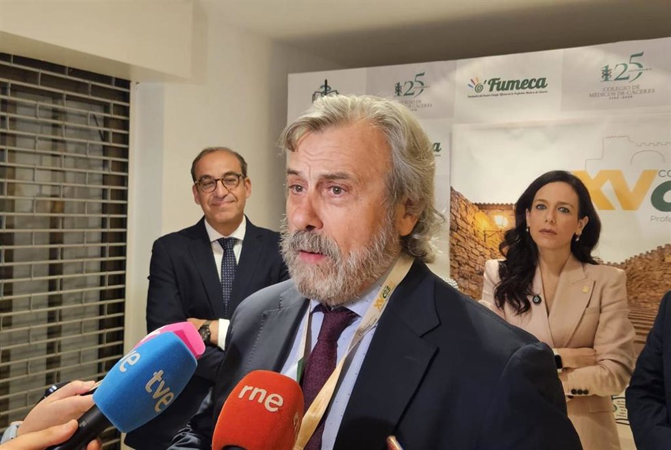 El presidente nacional de la Confederación Estatal de Sindicatos Médicos (CESM), Miguel Lázaro Ferreruela, atiende a los medios en Cáceres