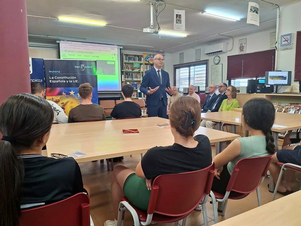 El consejero de Educación y Formación Profesional, Víctor Marín, participa en una charla sobre la asignatura de ‘La Constitución Española y la Unión Europea’, en el IES Cañada de las Eras (Molina de Segura)