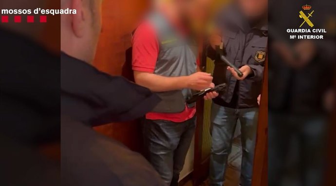 Detenido En Palma Por Vender Armas Prohibidas Que Enviaba A Clientes De Toda España A Través De Paquetería