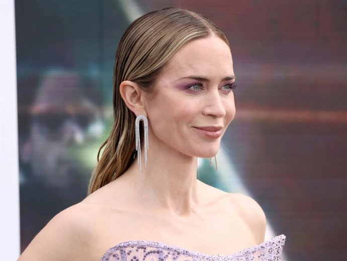 Emily Blunt encuentra el equilibrio perfecto entre delicadeza y estructura en la premiere de Disclosure Day