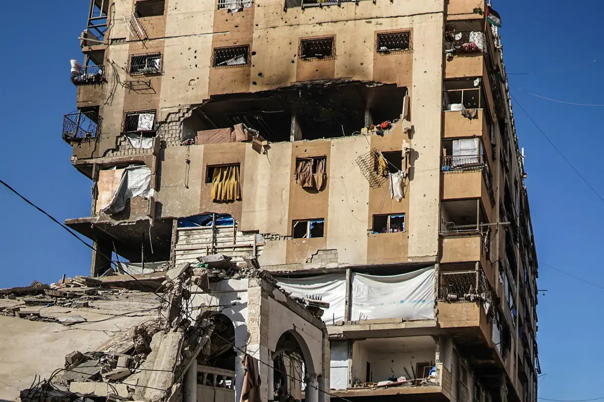 Daños en un edificio en Gaza tras un bombardeo del Ejército de Israel