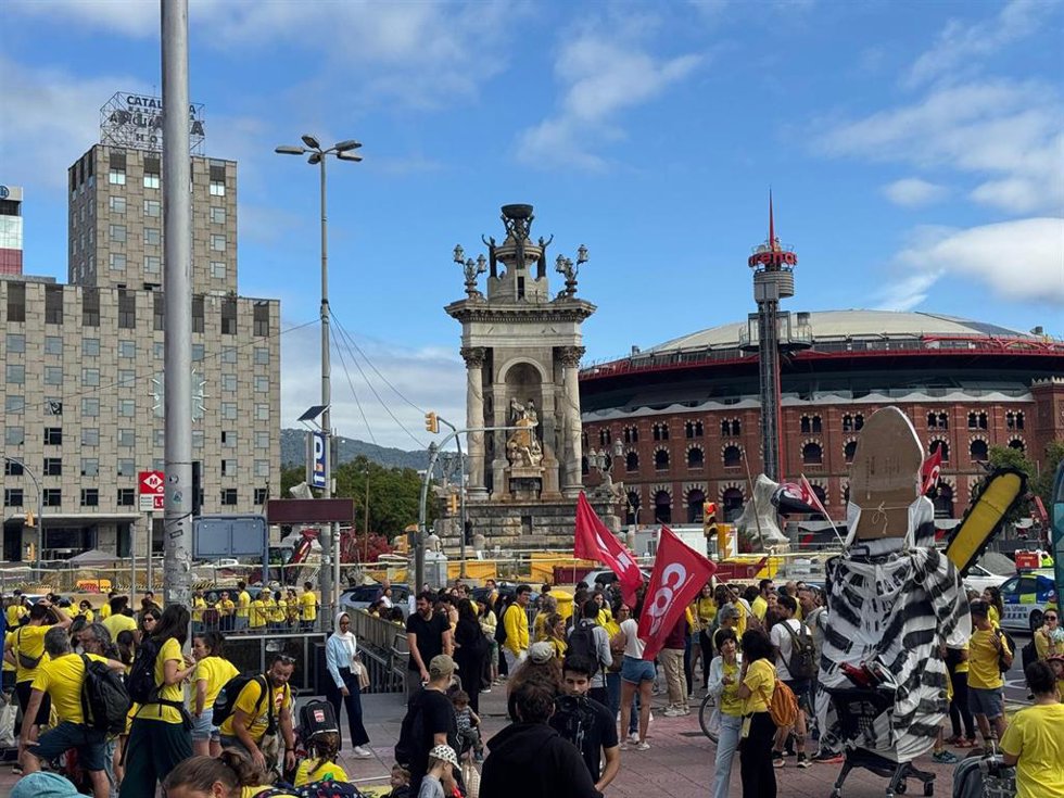 Docentes en plaza Espanya antes de la manifestación unitaria de este viernes