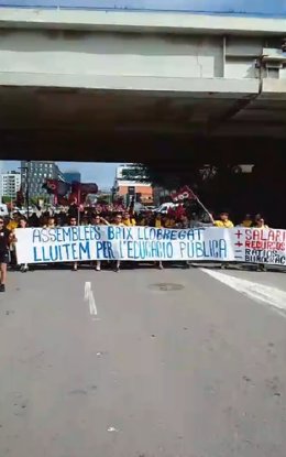 Docents en vaga a la ronda Litoral 