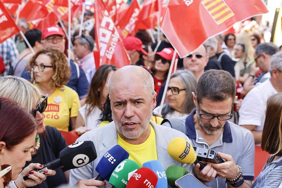El secretario general de Comisiones Obreras, Unai Sordo, durante la atención a los medios de comunicación en la marcha dentro de la jornada sindical 'Salario, techo y tiempo', a 26 de mayo de 2026, en Valencia, Comunidad Valenciana (España).