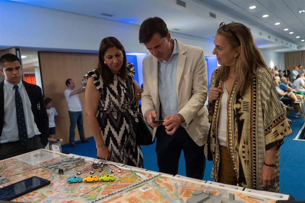 Imagen de representantes de la Diputación de Sevilla durante la tercera edición del Campeonato Provincial de Robótica Educativa