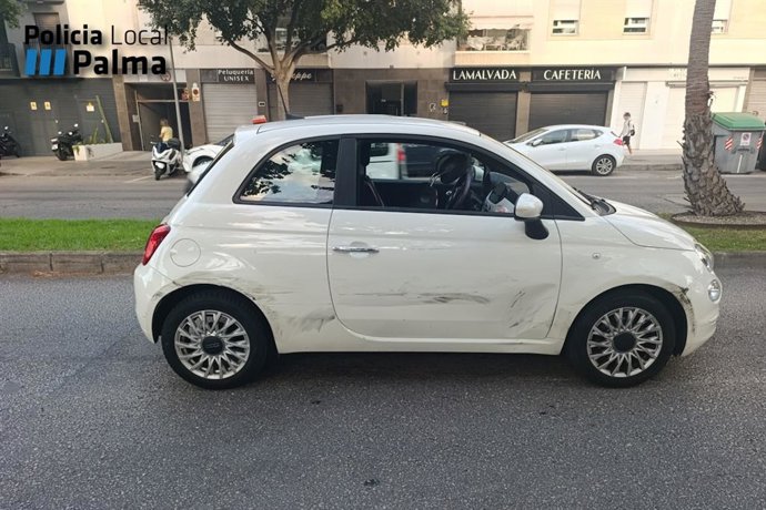 Buscan a un conductor fugado tras arrollar a un motorista y chocar contra varios coches en Palma.