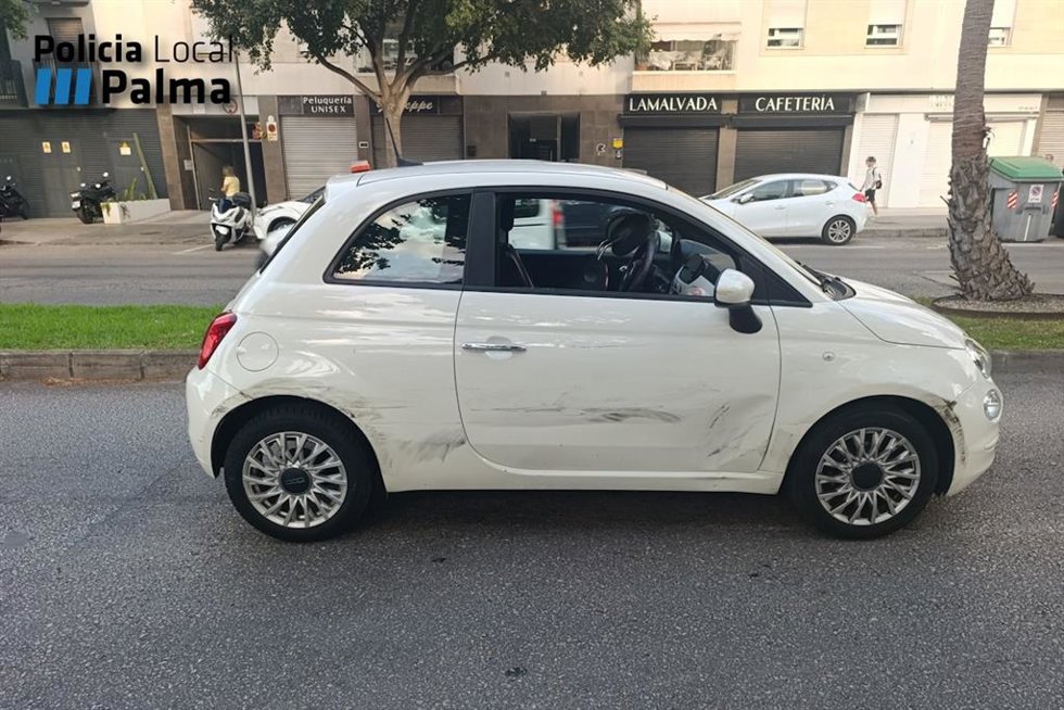 Buscan a un conductor fugado tras arrollar a un motorista y chocar contra varios coches en Palma.