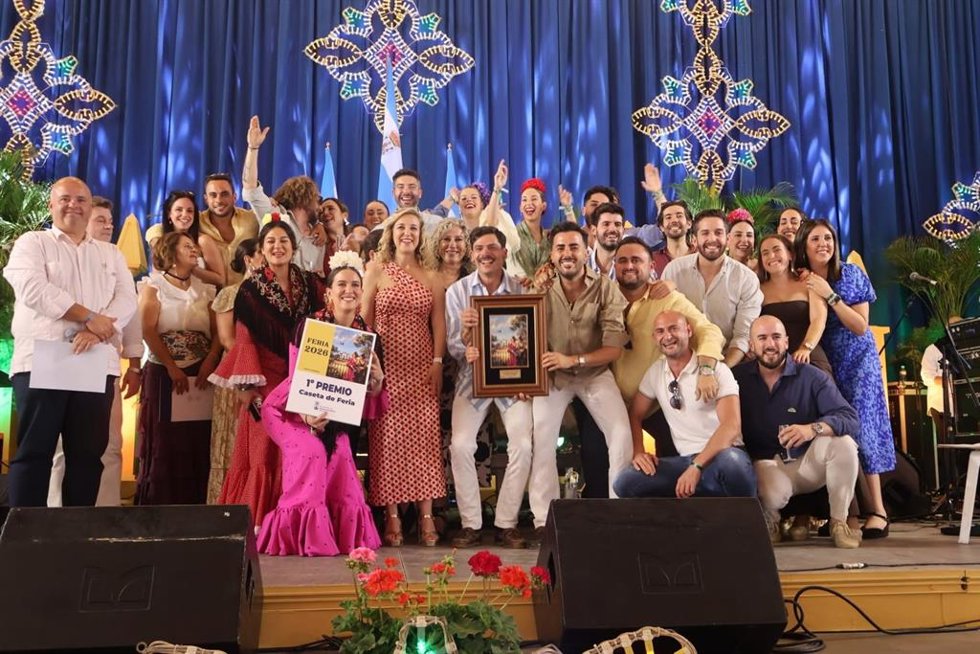 Imagen de los responsables de la caseta 'La Arbonaidá', ganadora del premio a la mejor exornada de la Feria de Alcalá de Guadaíra 2026