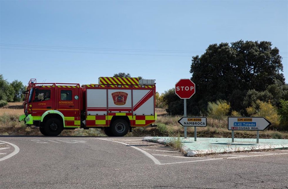 Un camión de bomberos trabaja en un fuego en la Academia de Infantería de Toledo que llega a nivel 1, a 3 de junio de 2026, en Toledo, Castilla-La Mancha, (España). El Servicio de Prevención y Extinción de Incendios Forestales del Gobierno de Castilla-La 