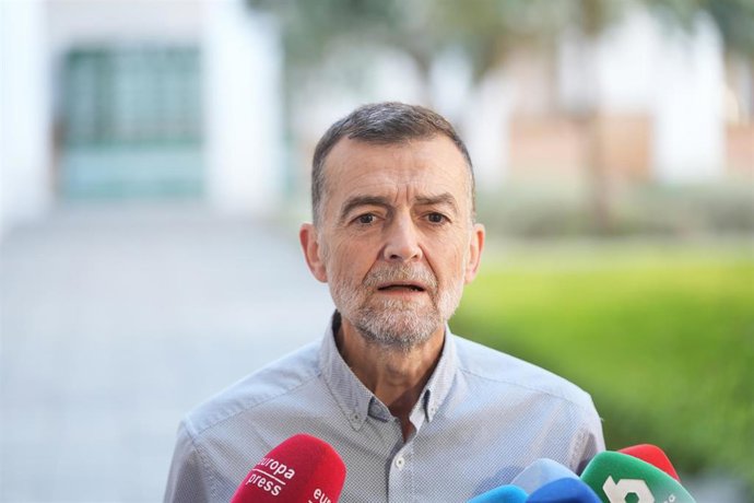 Imagen del coordinador federal de IU y diputado electo de Por Andalucía en el Parlamento andaluz, Antonio Maíllo, en una atención a medios en la que ha actualizado la posición de Por Andalucía frente a la constitución del Parlamento andaluz.  A 5 de junio