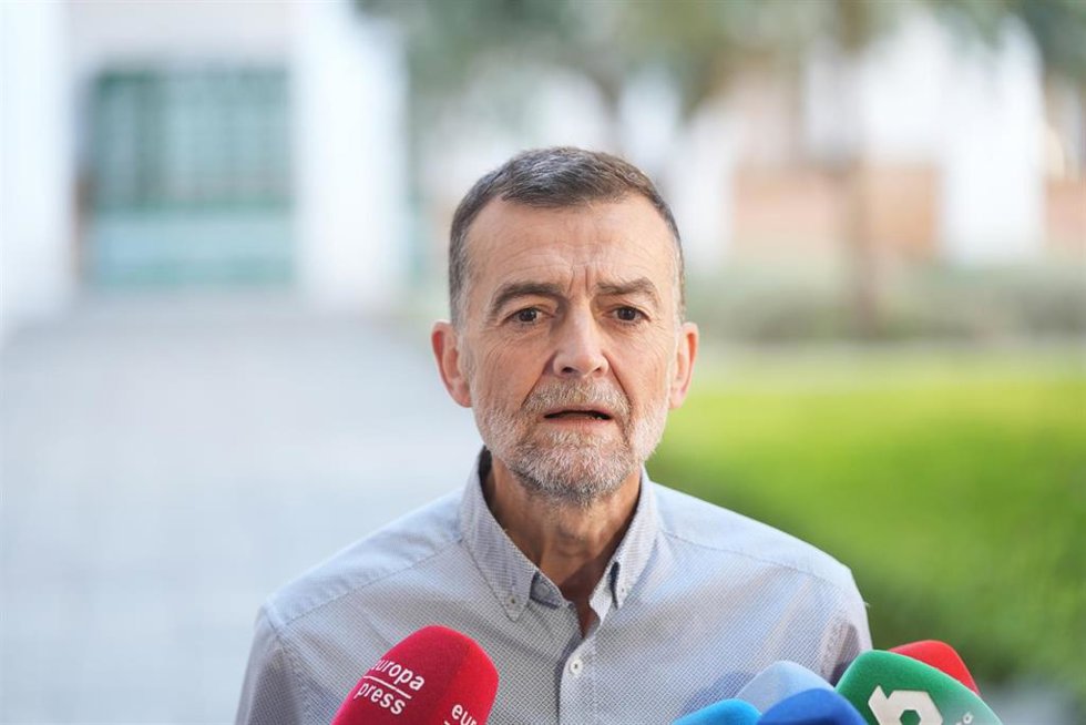 Imagen del coordinador federal de IU y diputado electo de Por Andalucía en el Parlamento andaluz, Antonio Maíllo, en una atención a medios en la que ha actualizado la posición de Por Andalucía frente a la constitución del Parlamento andaluz.  A 5 de junio