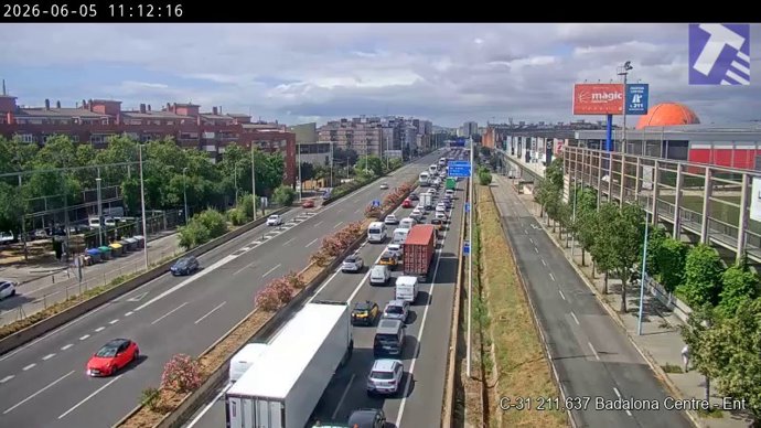 Corte de los docentes en la C-31 en Badalona (Barcelona) en ambos sentidos este viernes