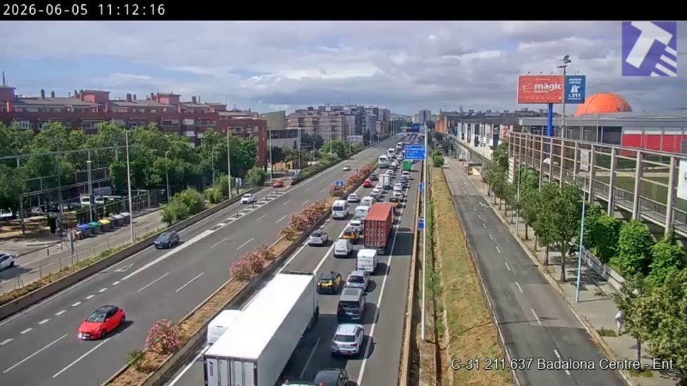 Corte de los docentes en la C-31 en Badalona (Barcelona) en ambos sentidos este viernes