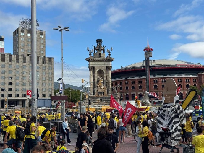 Els docents a plaça Espanya abans de la manifestació