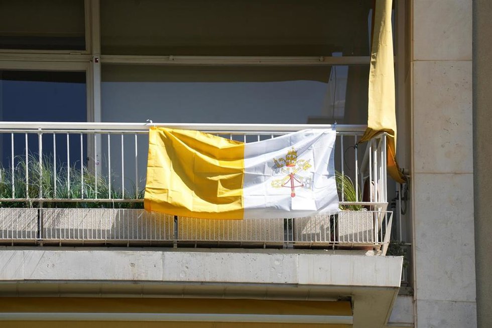 Una bandera de la Ciudad del Vaticano en un balcón en Barcelona