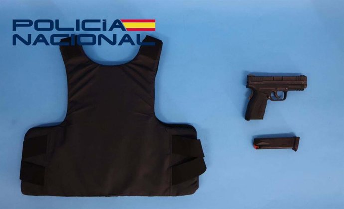 Pistola y chaleco intervenidos al detenido en Badajoz.