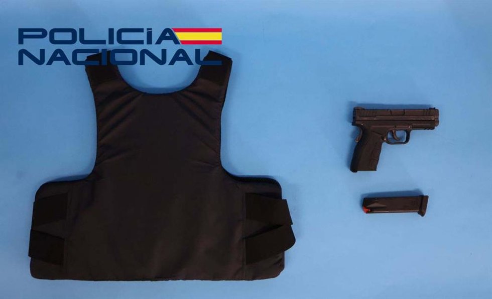 Pistola y chaleco intervenidos al detenido en Badajoz.