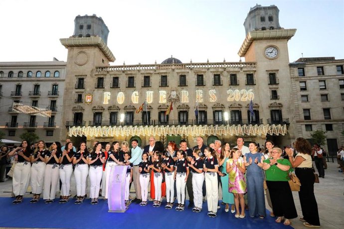 Encendido de luces de las fiestas de Fogueres de Sant Joan de 2026, en la plaza del Ayuntamiento de Alicante