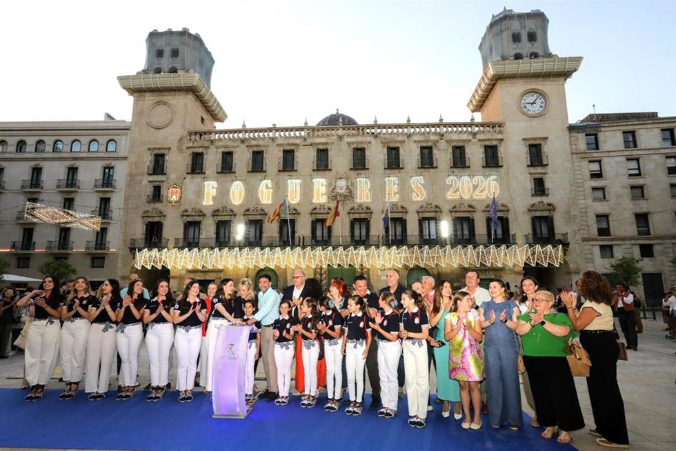 Encendido de luces de las fiestas de Fogueres de Sant Joan de 2026, en la plaza del Ayuntamiento de Alicante