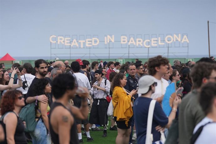 Decenas de personas durante la primera jornada del Primavera Sound Barcelona 2026, a 4 de junio de 2026, en Barcelona
