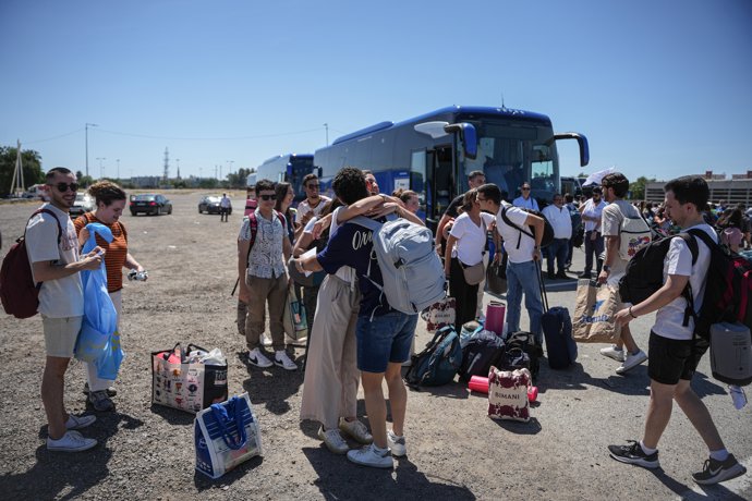 Jóvenes sevillanos parten en una caravana de autobuses hacia Madrid con motivo de la visita del papa León XIV. A 05 de junio de 2026, en Sevilla (Andalucía, España).Más de 7.