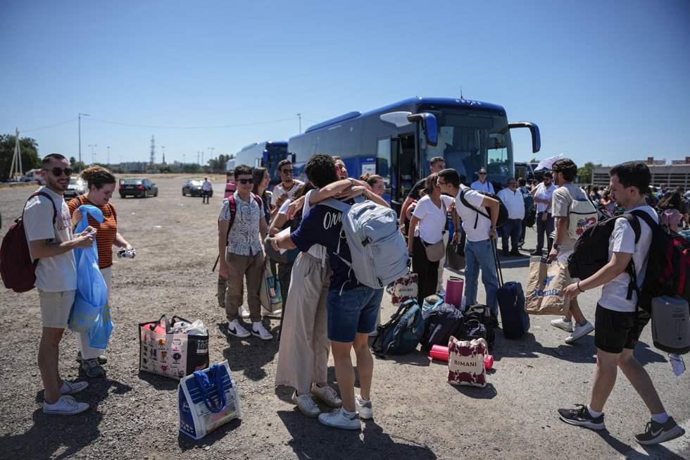 Jóvenes sevillanos parten en una caravana de autobuses hacia Madrid con motivo de la visita del papa León XIV. A 05 de junio de 2026, en Sevilla (Andalucía, España).Más de 7.