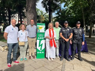Inauguración de uno de los totems de desfibrilación en la vía pública.