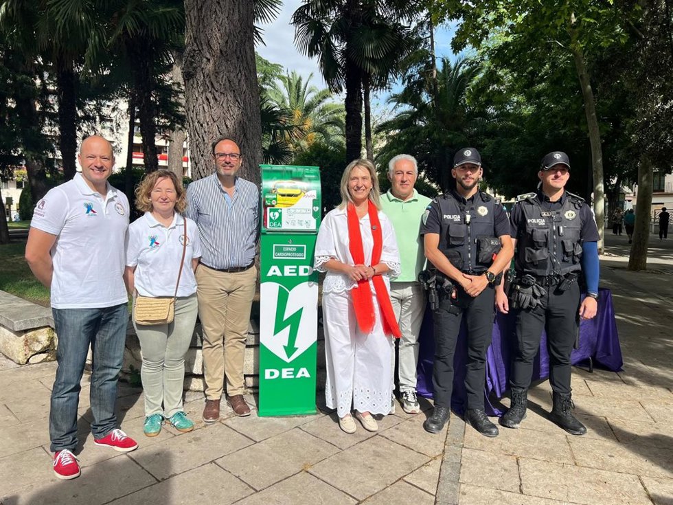 Inauguración de uno de los totems de desfibrilación en la vía pública.