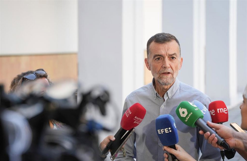 Imagen del coordinador federal de IU y diputado electo de Por Andalucía en el Parlamento andaluz, Antonio Maíllo, en una atención a medios en la que ha actualizado la posición de Por Andalucía frente a la constitución del Parlamento andaluz.  A 5 de junio