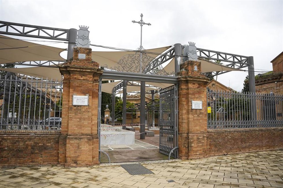 Archivo - Imagen de archivo de la entrada del Cementerio de San Fernando, a 6 de marzo de 2026 en Sevilla, Andalucía (España). 