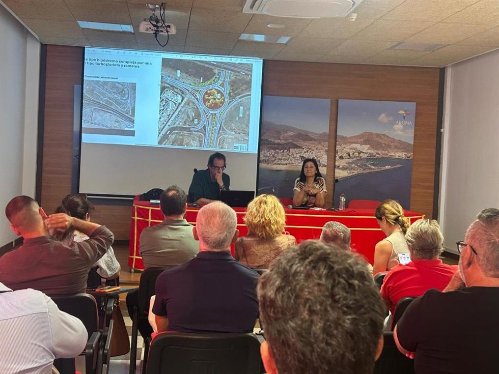 Reunión de Cabildo de Tenerife y Ayuntamiento de Arona para abordar proyectos de movilidad en Los Cristianos
