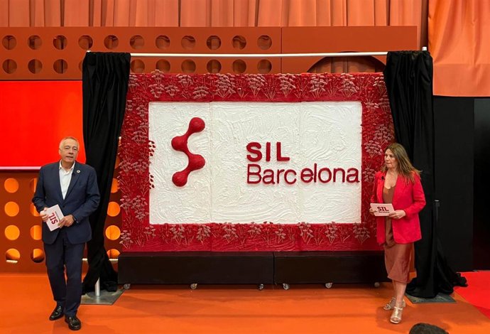 El presidente ejecutivo del CZFB, Pere Navarro, y la directora general, Blanca Sorigué