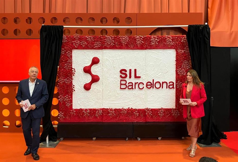 El presidente ejecutivo del CZFB, Pere Navarro, y la directora general, Blanca Sorigué