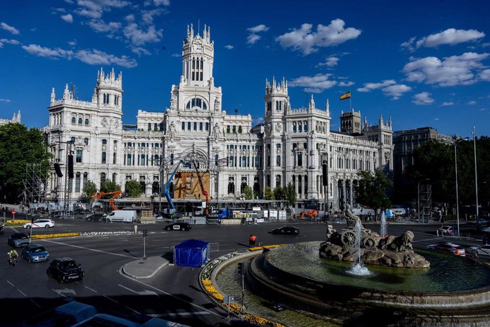 Vista general durante el montaje de escenarios para la Santa Misa del Papa León XIV en Cibeles