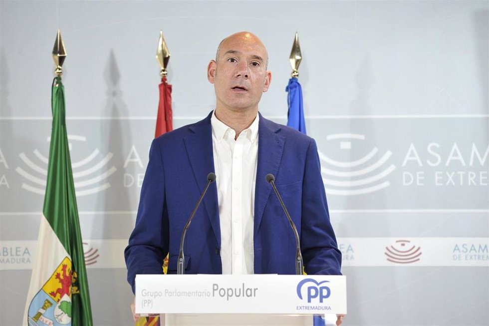 El portavoz del Grupo Parlamentario Popular, José Ángel Sánchez Juliá, en rueda de prensa en la Asamblea de Extremadura.