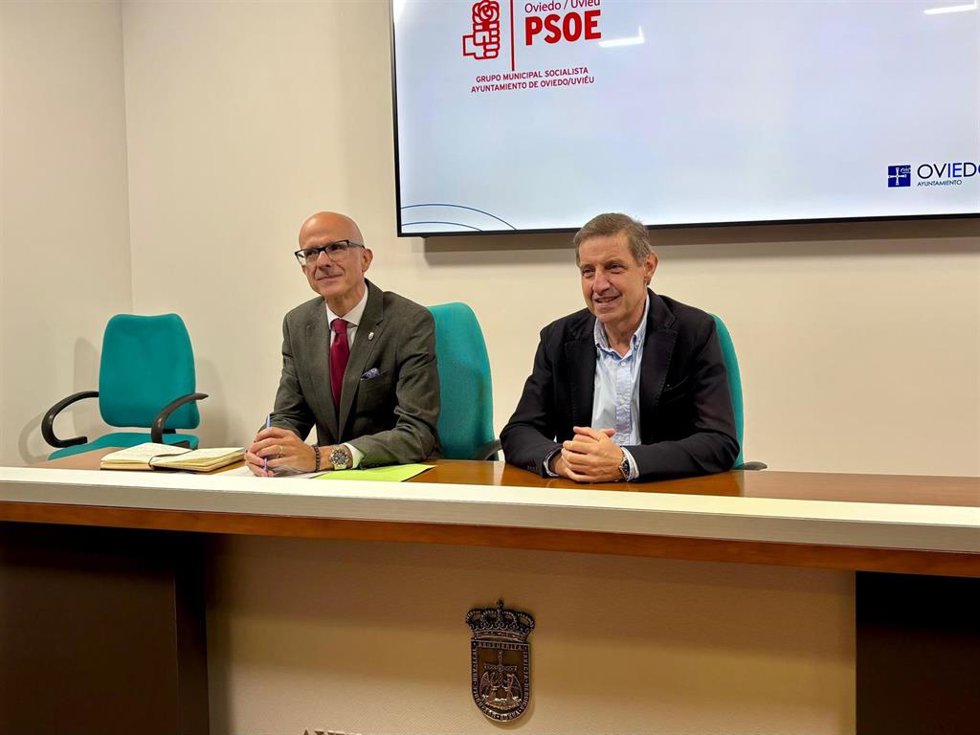 Archivo - El concejal del PSOE en Oviedo, Jorge García Monsalve y el portavoz municipal Carlos Fernández Llaneza